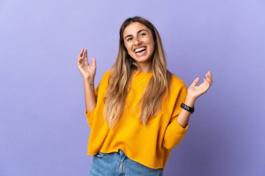 Soyutlanmış mor arka planda genç İspanyol kadın çok gülümsüyor.