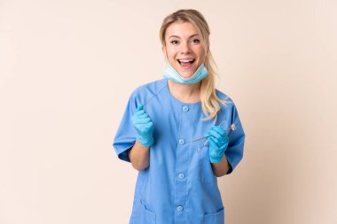 Bir zaferi kutlayan dişçi kadının elinde tecrit edilmiş bir arkaplan var.