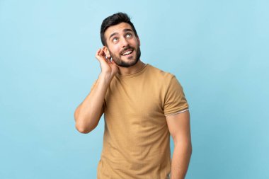 Sakallı, sakallı, soyutlanmış geçmişi olan genç yakışıklı bir adam.