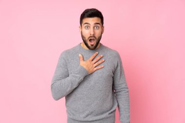 Kafkasyalı yakışıklı, soyutlanmış bir geçmişi var. Şaşırmış ve şaşırmış görünüyor.