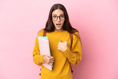 Yüzünde sürpriz bir ifadeyle izole edilmiş genç bir kız öğrenci.