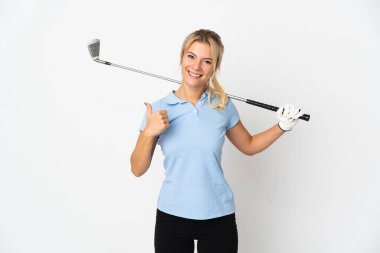 Beyaz arka planda izole edilmiş genç bir Rus kadın golf oynuyor ve parmakları havada çünkü iyi bir şey oldu.
