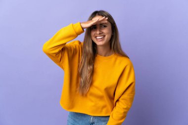 Soyutlanmış mor bir geçmişi olan genç İspanyol bir kadın bir şeye bakmak için uzaklara bakıyor.