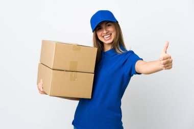 Soyutlanmış beyaz bir geçmişi olan genç teslimatçı kadın iyi niyet gösterisi yapıyor.