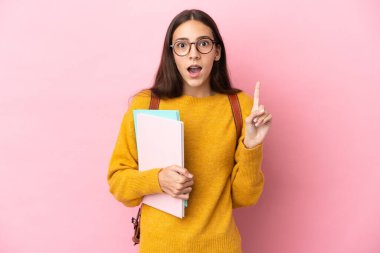 Tecrit edilmiş genç bir bayan öğrenci parmak kaldırarak çözümü bulmaya çalışıyor.