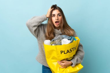 Bir torba dolusu plastik şişeyi alıp yalıtılmış maviliğin üzerinde yüz ifadesine şaşırtmak için.