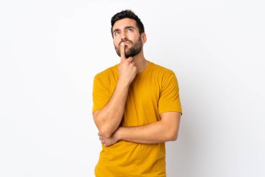 Beyaz arka planda sakallı yakışıklı bir genç.