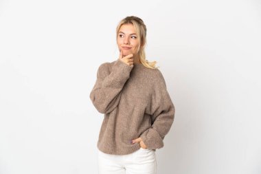 Beyaz arka planda izole edilmiş genç bir Rus kadın var.