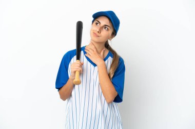 Beyazların arka planında soyutlanmış, beysbol oynayan beyaz bir kadın.