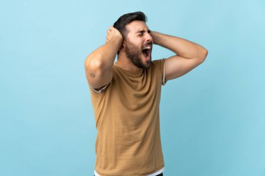 Sakallı, sakallı, genç ve yakışıklı bir adam.