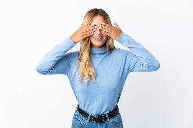 Sarışın genç Uruguaylı kadın izole edilmiş arka planda gözlerini kapatıyor ve gülümsüyor.