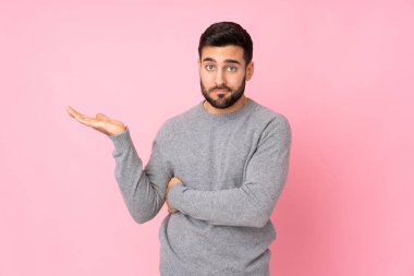 Kafkasyalı yakışıklı, soyutlanmış geçmişinden şüphe duyan bir adam.