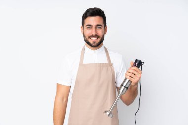 Beyaz arka planda izole edilmiş el blenderi kullanan adam alkışlıyor.