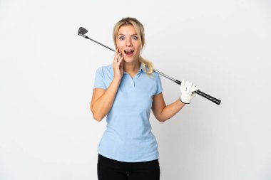 Beyaz arka planda izole edilmiş genç Rus golfçü kadın şaşırmış ve şok olmuş bir yüz ifadesi var.