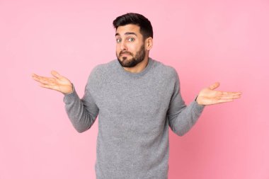 Kafkasyalı yakışıklı adam izole edilmiş geçmişinde şüphe uyandırıyor.