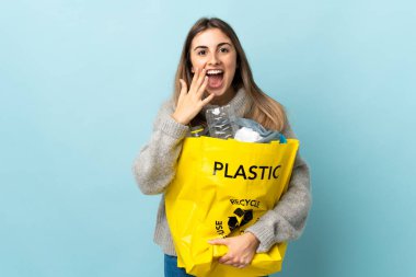 Bir torba dolusu plastik şişeyi alıp yalıtılmış maviliğin üzerinde yüz ifadesine şaşırtmak için.