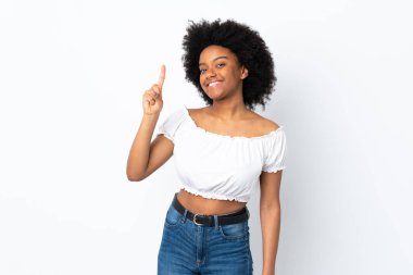 Beyaz arka planda izole edilmiş genç Afrikalı Amerikalı kadın en iyinin işareti olarak parmağını kaldırıyor.
