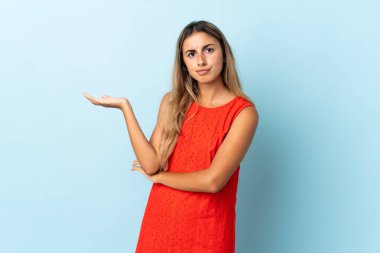 Tecrit edilmiş mavi arka planda genç İspanyol kadın şüpheleri var