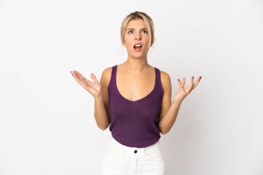 Beyaz arka planda izole edilmiş genç Rus kadın bunalıma girdi.