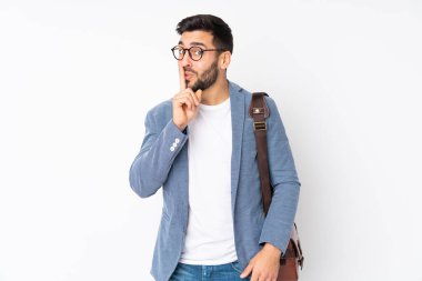 Beyaz arka planda izole edilmiş beyaz iş adamı sessizlik hareketi yapıyor.