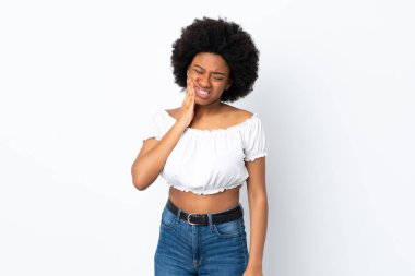 Beyaz arka planda diş ağrısı çeken genç Afrikalı Amerikalı kadın.