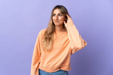 Tecrit edilmiş mor bir geçmişi olan genç İspanyol kadın. Şüpheleri var.