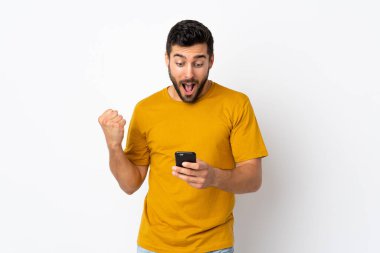 Beyaz arka planda sakallı yakışıklı genç adam şaşırdı ve bir mesaj gönderiyor.