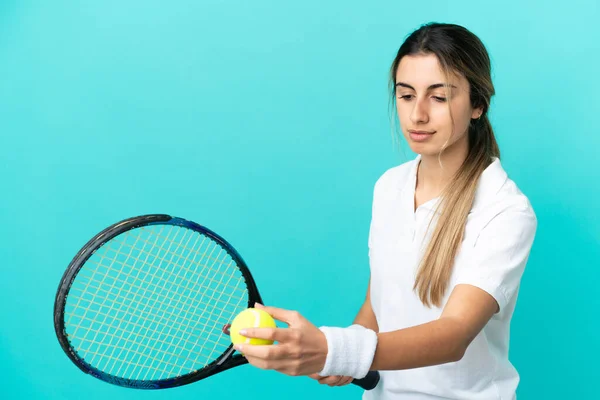 Молода Біла Жінка Ізольована Синьому Фоні Грає Теніс — стокове фото