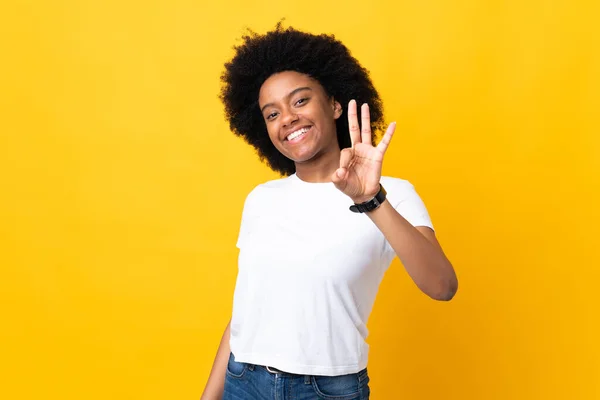 Молода Афроамериканська Жінка Ізольована Жовтому Тлі Щаслива Рахуючи Три Пальцями — стокове фото