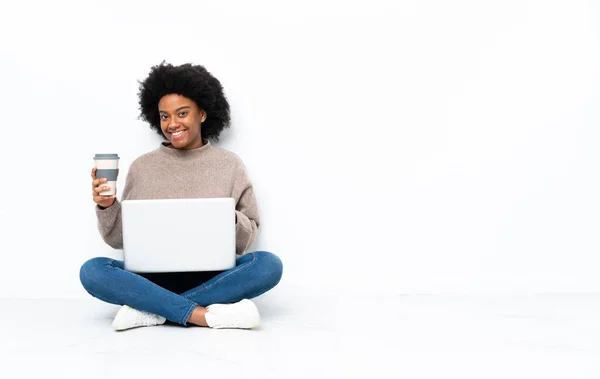 Jovem Afro Americana Com Laptop Sentado Chão Segurando Café Para — Fotografia de Stock