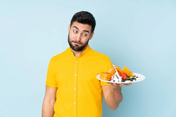 Blanke Man Met Wafels Geïsoleerd Blauwe Achtergrond — Stockfoto