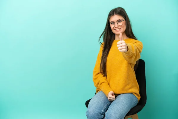 Giovane Donna Caucasica Seduta Una Sedia Isolata Sfondo Blu Con — Foto Stock