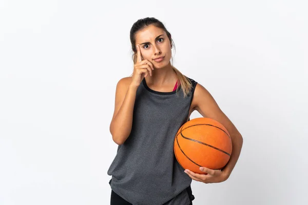 若いですヒスパニック女性遊びバスケットボール上の隔離された白い背景考え方 — ストック写真
