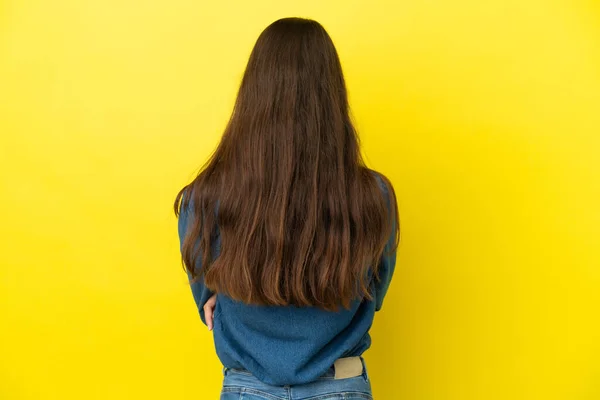 Jovem Francesa Isolada Fundo Amarelo Posição Traseira — Fotografia de Stock