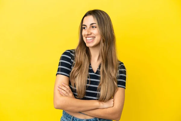 Mulher Caucasiana Jovem Isolado Fundo Amarelo Feliz Sorrindo — Fotografia de Stock