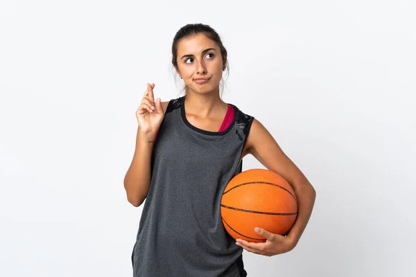 若いですヒスパニック女性遊びますバスケットボール上の隔離された白い背景とともに指交差と願っていますザベスト — ストック写真