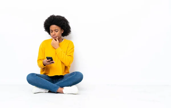 Jovem Afro Americana Sentada Chão Pensando Enviando Uma Mensagem — Fotografia de Stock