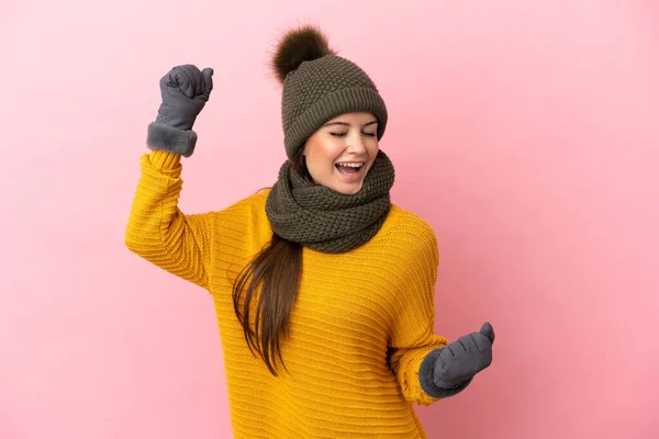 Ung Kaukasiska Flicka Med Vinter Hatt Isolerad Rosa Bakgrund Firar — Stockfoto