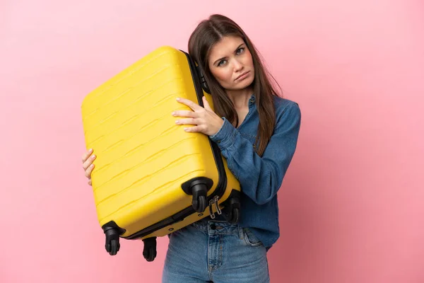 Fiatal Kaukázusi Elszigetelt Rózsaszín Háttér Nyaralás Utazási Bőrönd Boldogtalan — Stock Fotó