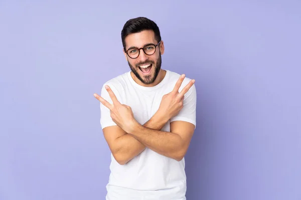 Kaukasische Knappe Man Geïsoleerde Achtergrond Glimlachen Tonen Overwinning Teken — Stockfoto