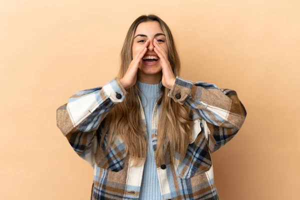 Jovem Caucasiana Isolada Fundo Bege Gritando Anunciando Algo — Fotografia de Stock