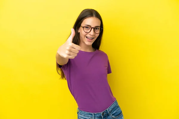 Junge Französin Isoliert Auf Gelbem Hintergrund Mit Erhobenem Daumen Weil — Stockfoto