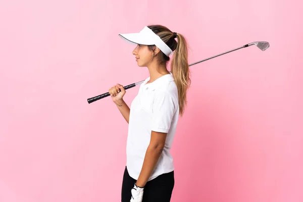 Mladá Hispánka Žena Přes Izolované Růžové Pozadí Hraje Golf Laterální — Stock fotografie