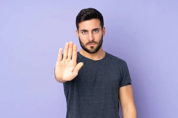 Caucasiano Bonito Homem Fazendo Parar Gesto Sobre Isolado Roxo Fundo — Fotografia de Stock