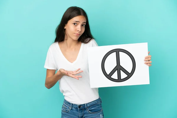 Jovem Francesa Isolada Fundo Azul Segurando Cartaz Com Símbolo Paz — Fotografia de Stock