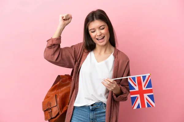 Молодая Кавказка Флагом Великобритании Розовом Фоне Празднует Победу — стоковое фото
