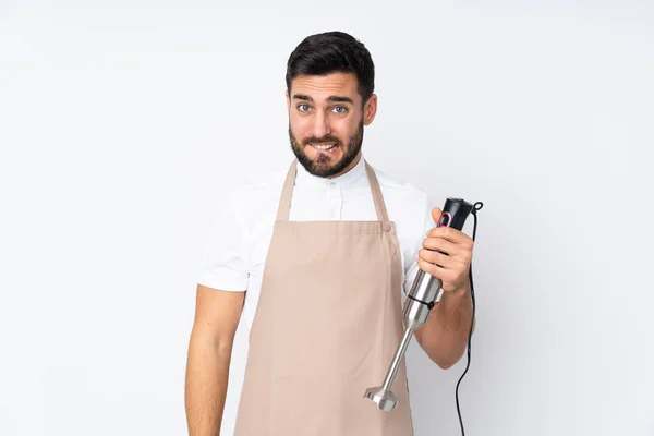 Man Met Behulp Van Hand Blender Geïsoleerd Witte Achtergrond Met — Stockfoto