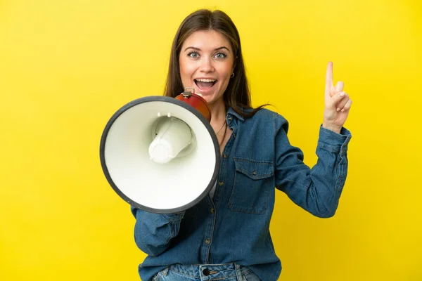 Jonge Blanke Vrouw Geïsoleerd Gele Achtergrond Schreeuwen Door Een Megafoon — Stockfoto