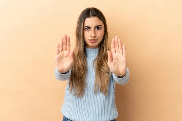 Ung Kaukasisk Kvinna Isolerad Beige Bakgrund Gör Stopp Gest Och — Stockfoto