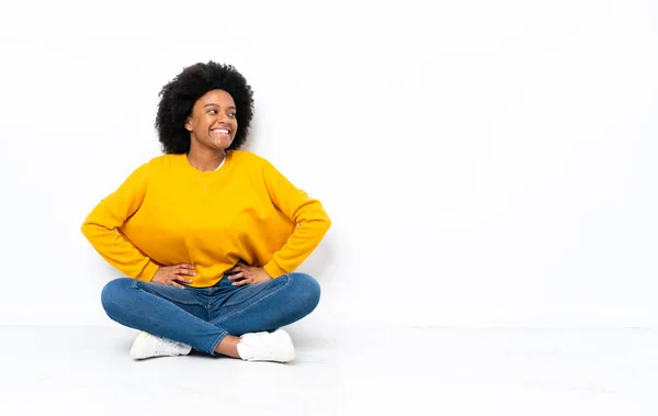 Young African American Woman Sitting Floor Posing Arms Hip Smiling — Stock Photo, Image